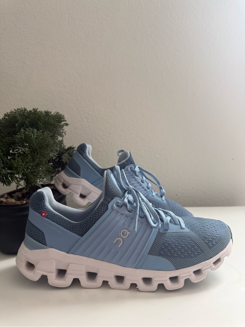 On Running Women size 9  Cloudswift Sneakers in Light Blue and White - Picture 2 of 9